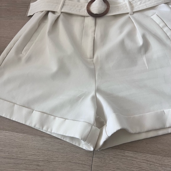 Elegant White Women's Shorts with Belt - Picture 4 of 12
